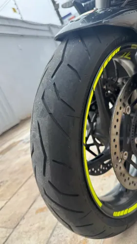 Moto toda adesivada, pneus novos, único dono.