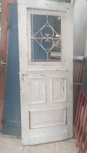Porta antiga de madeira maciça, necessário reforma na fechadura 2,10x 0,83