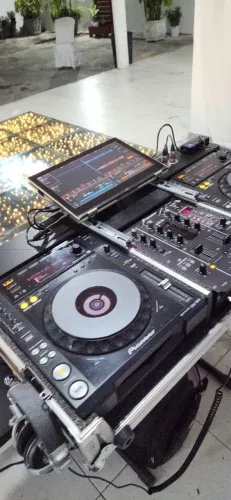 2 CDJS PIONEER 850 BLACK E 1 MIXER PIONEER DJM400 NA CASE .