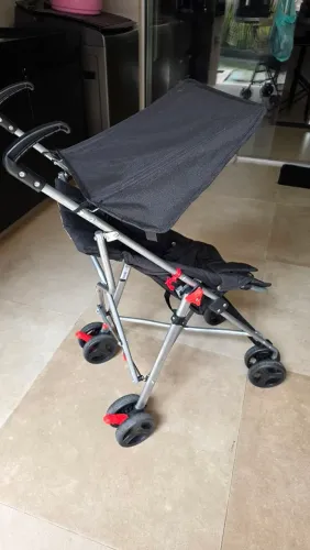 Carrinho sombrinha da Multikids, ideal para passeios e viagens.