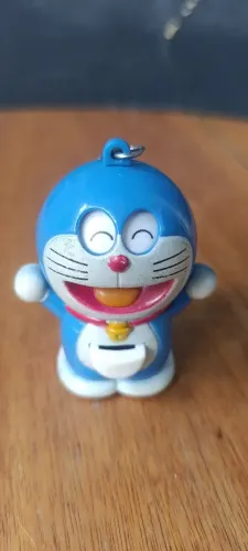 ANTIGO CHAVEIRO DORAEMON QUE MUDA O OLHAR AO APERTO DE UM BOTÃO. PRODUTO USADO RARIDADE 