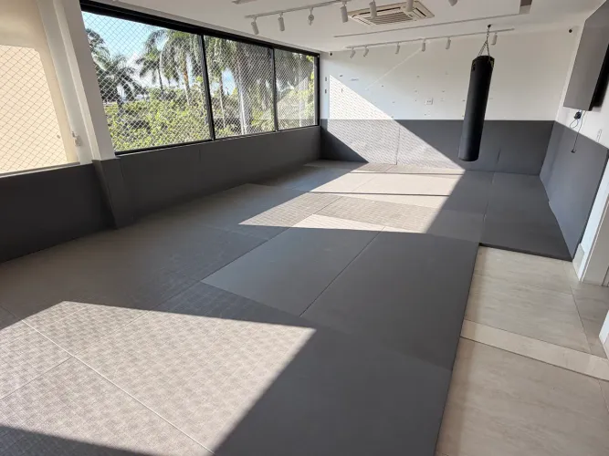  piso de tatami cinza é adequado para jiu-jitsu, judô, MMA e treinamento funcional.