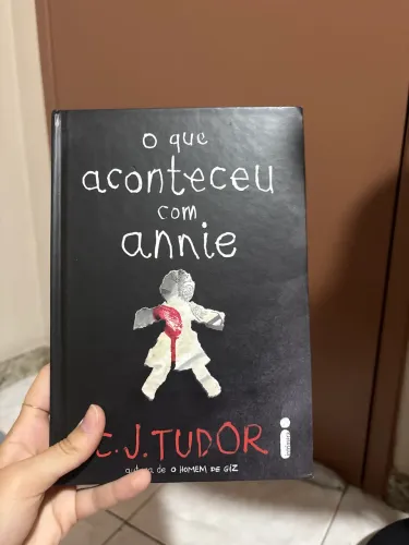 Livro "O que aconteceu com Annie" de C. J. Tudor