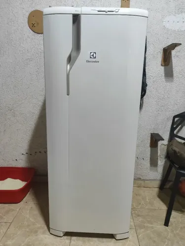 Geladeira Eletroclux 290l