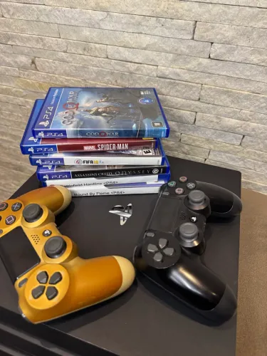 PS4 Pro 1TB Desbloqueado + 2 Controles + Jogos de mídia física