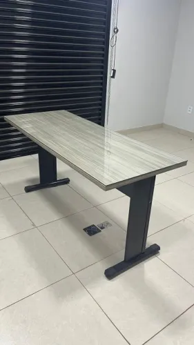 Mesa de escritório com tampo de vidro 1,50 X 0,60 em bom estado