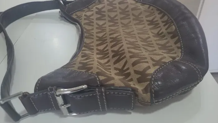 Bolsa  Michael Kors modelo de ombro (shoulder bag) ou estilo hobo