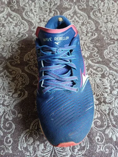 Mizuno Rebellion com placa de fibra de vidro.