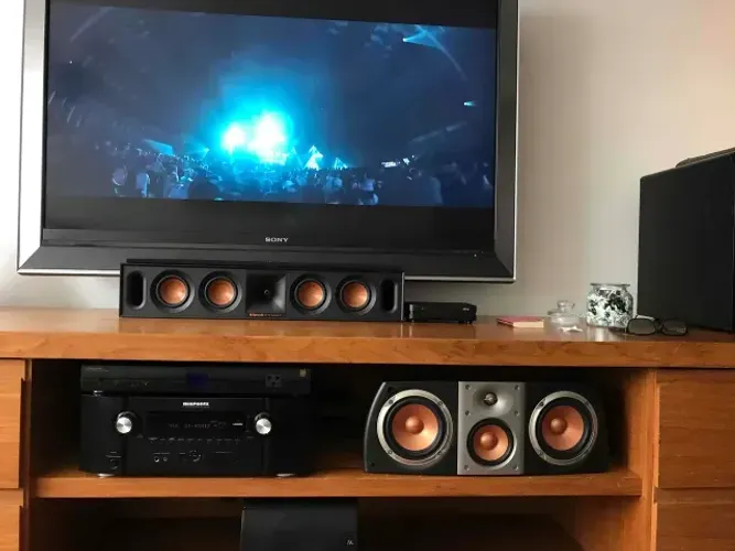 CAIXA CENTRAL KLIPSCH R-30c PRETA (R-30C Center Channel Speaker) Tractrix® Horn