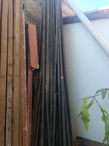 Vendo várias barras de ferro de 6 metros chapa 20 3 cm  a 15 reais cada 