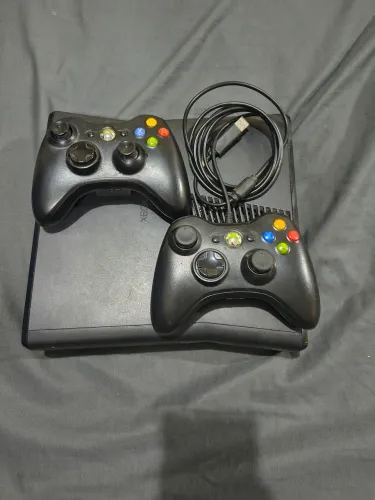 Xbox 360 Desbloqueado, com 2 controles e 30 jogos no HD