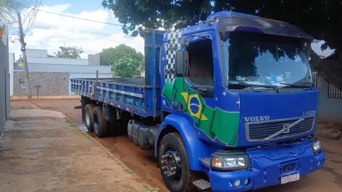 Vende-se VOLVO VM 240 ano 2004