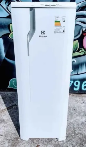 Vendo geladeira Electrolux Semi-nova funcionando perfeitamente ( Entrego )