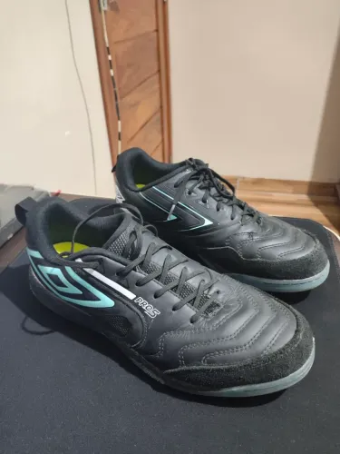 Chuteira Futsal Umbro Pro 5 Bump Unissex - Preto + Branco (azul)