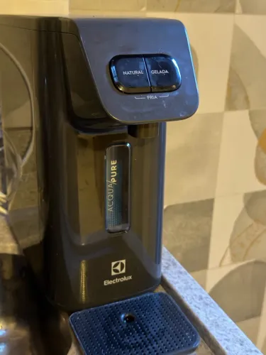 Purificador de Água Electrolux de Mesa Cinza Acqua Pure 4x Água Gelada e Natural PE12G
