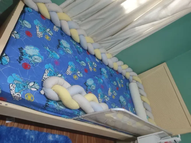 Cama de madeira com colchão