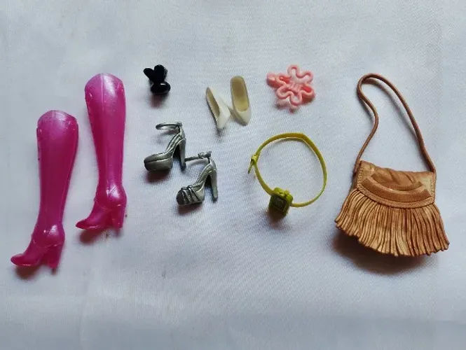 Lote de acessórios para boneca Barbie e Susi