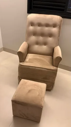 Poltrona amamentação com puff