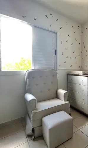 Poltrona de Amamentação em linho com Puff - Conforto e Elegância ? | R$ 500,00