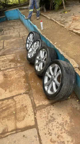 Rodas aro 17 Volkswagen original com 2 pneu pirelli 