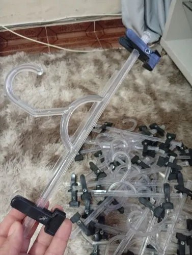 Cabide em acrílico com presilha em plástico