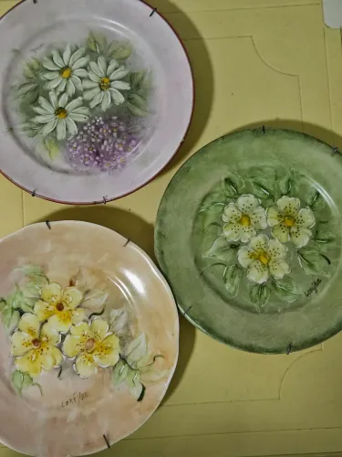 Três pratos de porcelana decorativos pintados a mão 