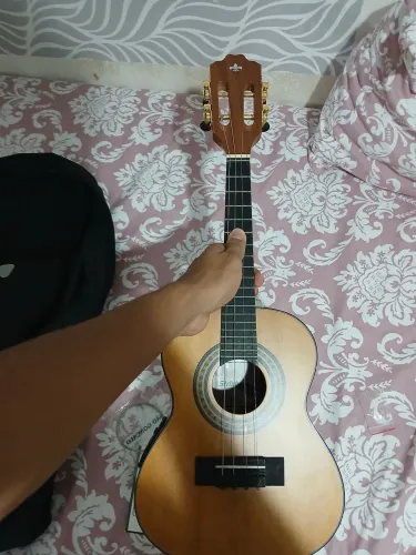 Cavaquinho strinberg CS25E NS novo nunca usado, acompanhado de capa, paletas e cordas.