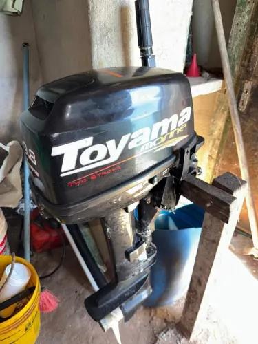 Motor de barco pouco usado, em boas condições 