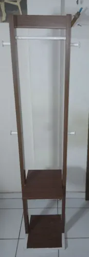 Vende-se um cabideiro