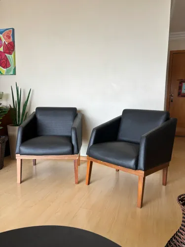 Par de Poltronas Pretas com Pés de Madeira