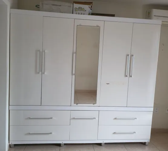 Vendo guarda-roupa branco de 6 portas, espelho e 4 gavetões, por apenas R$400,00