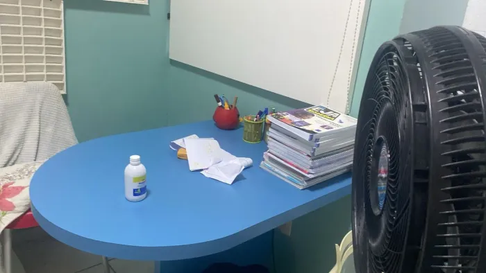 Mesa fixa na parede, MDF azul.