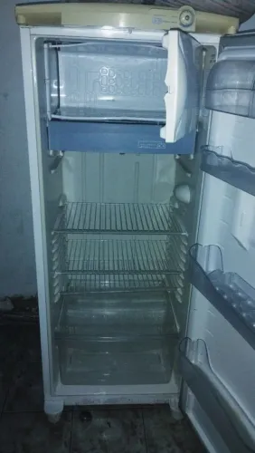 VENDO GELADEIRA GELANDO PERFEITAMENTE BEM