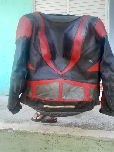 Vendo jaqueta de couro original de motoqueiro