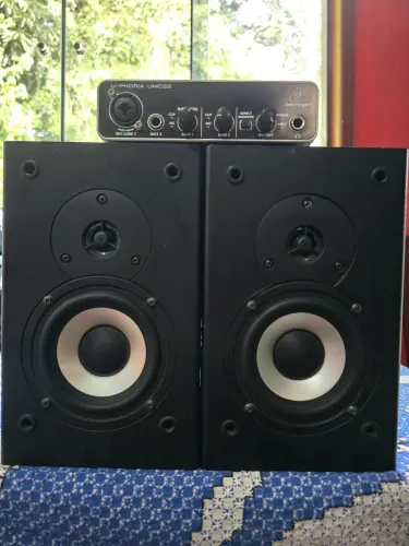 Combo Home Studio: Interface Behringer UMC22 + Monitores de Áudio Microlab B73
