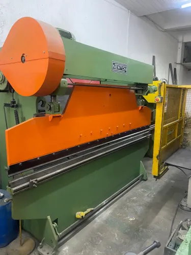 Dobradeira Newton tudo novo 3 mts 40 ton impecável 