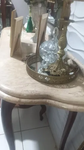 Aparador com tampo de mármore
