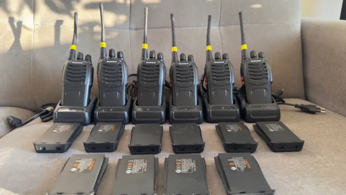 Kit Comunicação Baofeng UV-888S Completo | 6 Rádios + 10 Baterias + 11 Fones | Pouco Uso