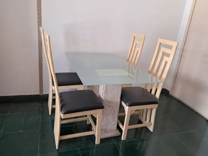 Mesa de jantar em mármore 
