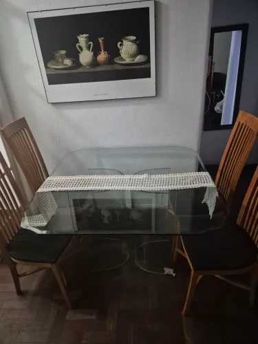 Mesa de vidro reforçado com cadeiras de madeira