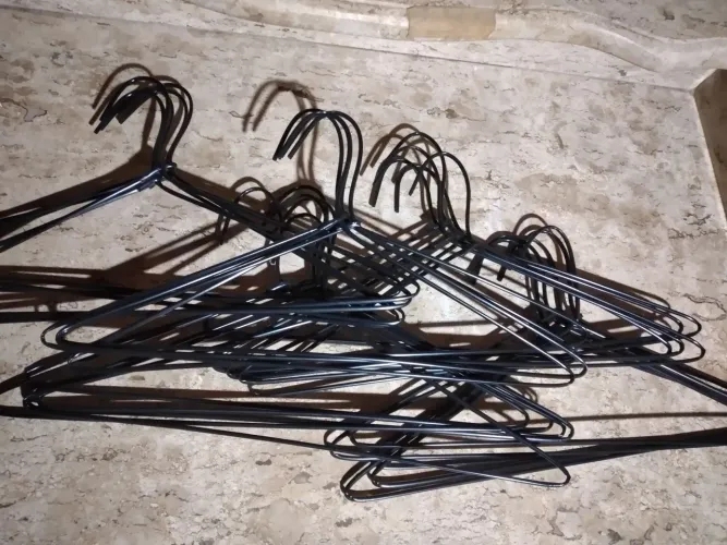 24 cabides de arame revestidos