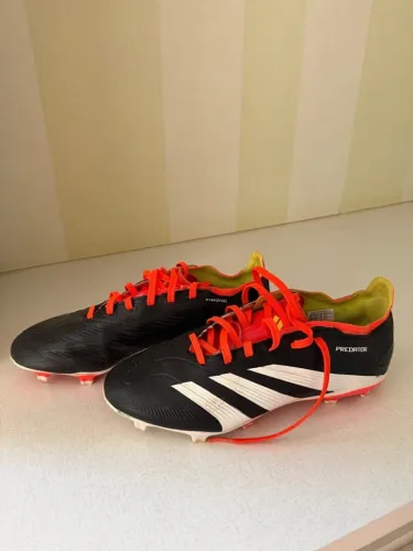 Chuteira Predator Adidas