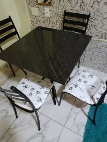 Conjunto de mesa com 4 cadeiras