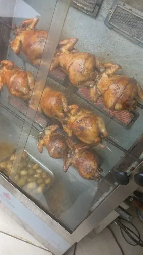 Frangueira e um balcão de frios 