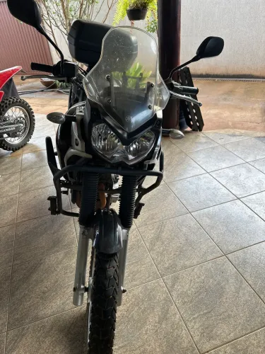 Vende-se Tenere 250 super conservada com manual e cópia de chave