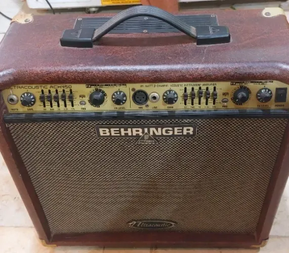 Caixa de som Behringer 45w