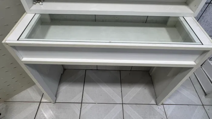 Vende-se mesa de atendimento com vidro