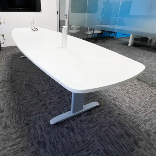 MESA DE REUNIÃO BOTE 3200X1000 MRB2320/E com 2 caixas de tomada