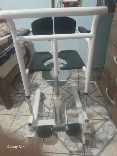 Cadeira de banho com várias utilidades.