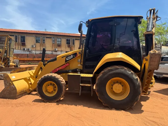 Retroescavadeira Caterpillar 420F